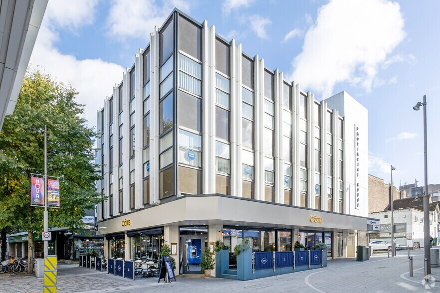 63-75 Commercial Way, Woking, GU21 6HN portefeuille de 7 biens à vendre sur LoopNet.fr - Photo principale – Image 2 sur 7