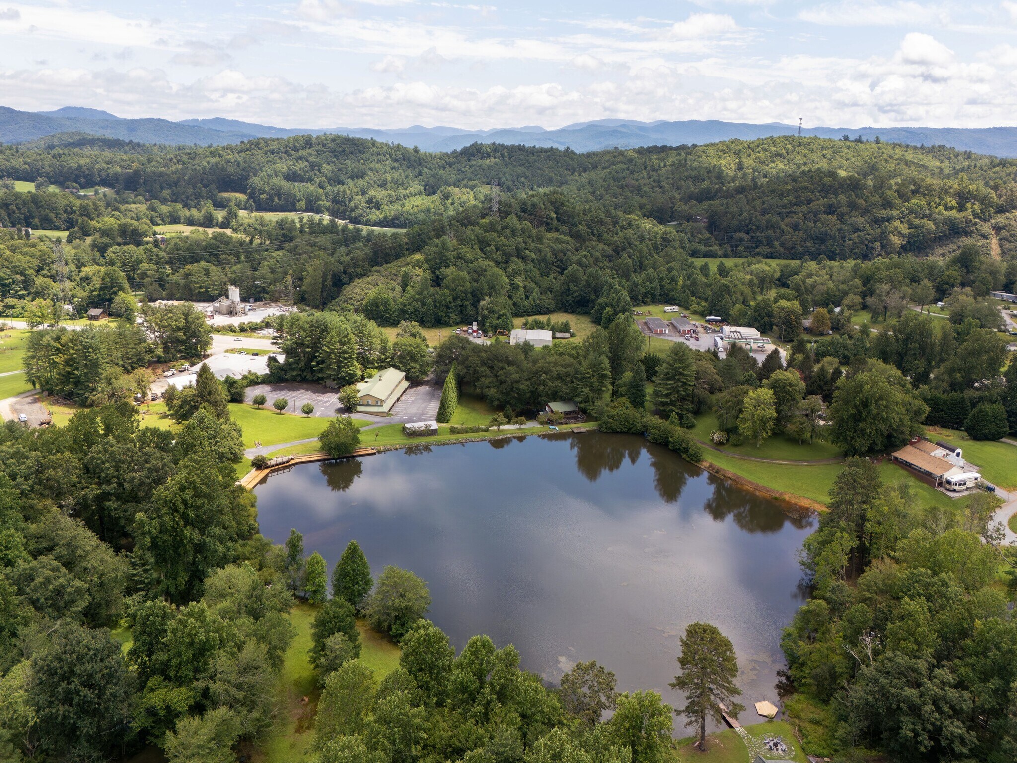 8826 Boylston Hwy, Mills River, NC à vendre Photo de l’immeuble– Image 1 sur 54
