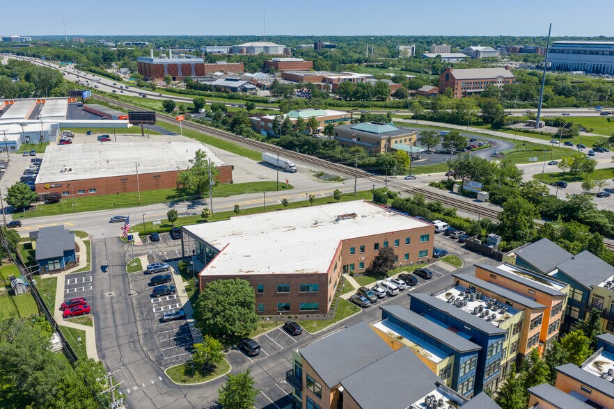 807 Kinnear Rd, Columbus, OH à vendre - Aérien – Image 2 sur 29
