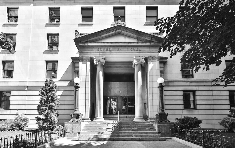 300 Rue Du Saint-Sacrement, Montréal, QC à louer - Photo de l’immeuble – Image 2 sur 5