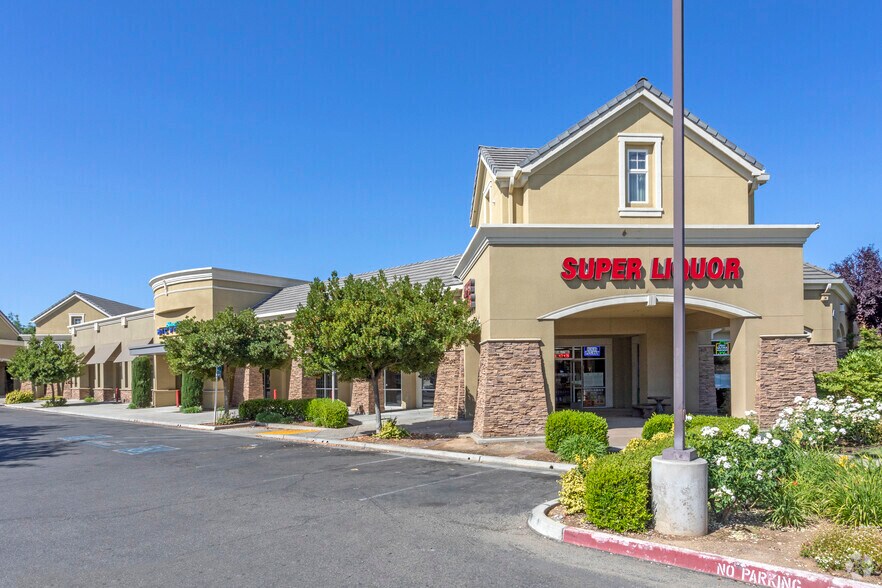4045 W Figarden Dr, Fresno, CA à louer - Photo principale – Image 1 sur 2