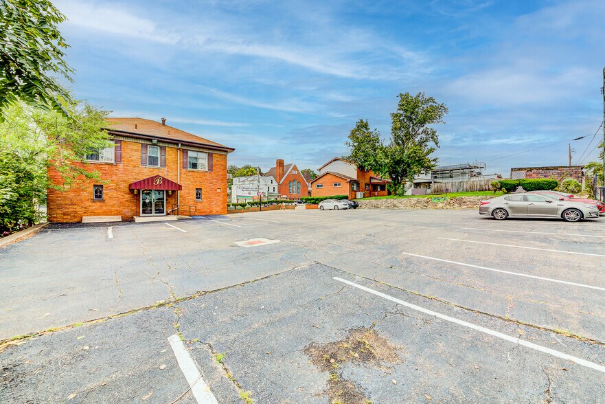 608 E Warrington Ave, Pittsburgh, PA à louer - Photo de l’immeuble – Image 1 sur 20