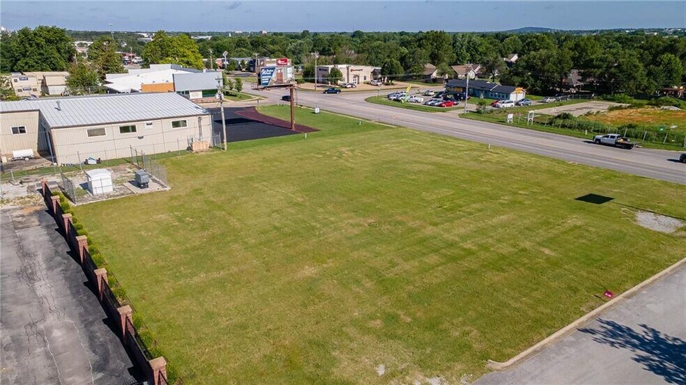 E Robinson Ave, Springdale, AR à vendre - Photo de l’immeuble – Image 2 sur 11