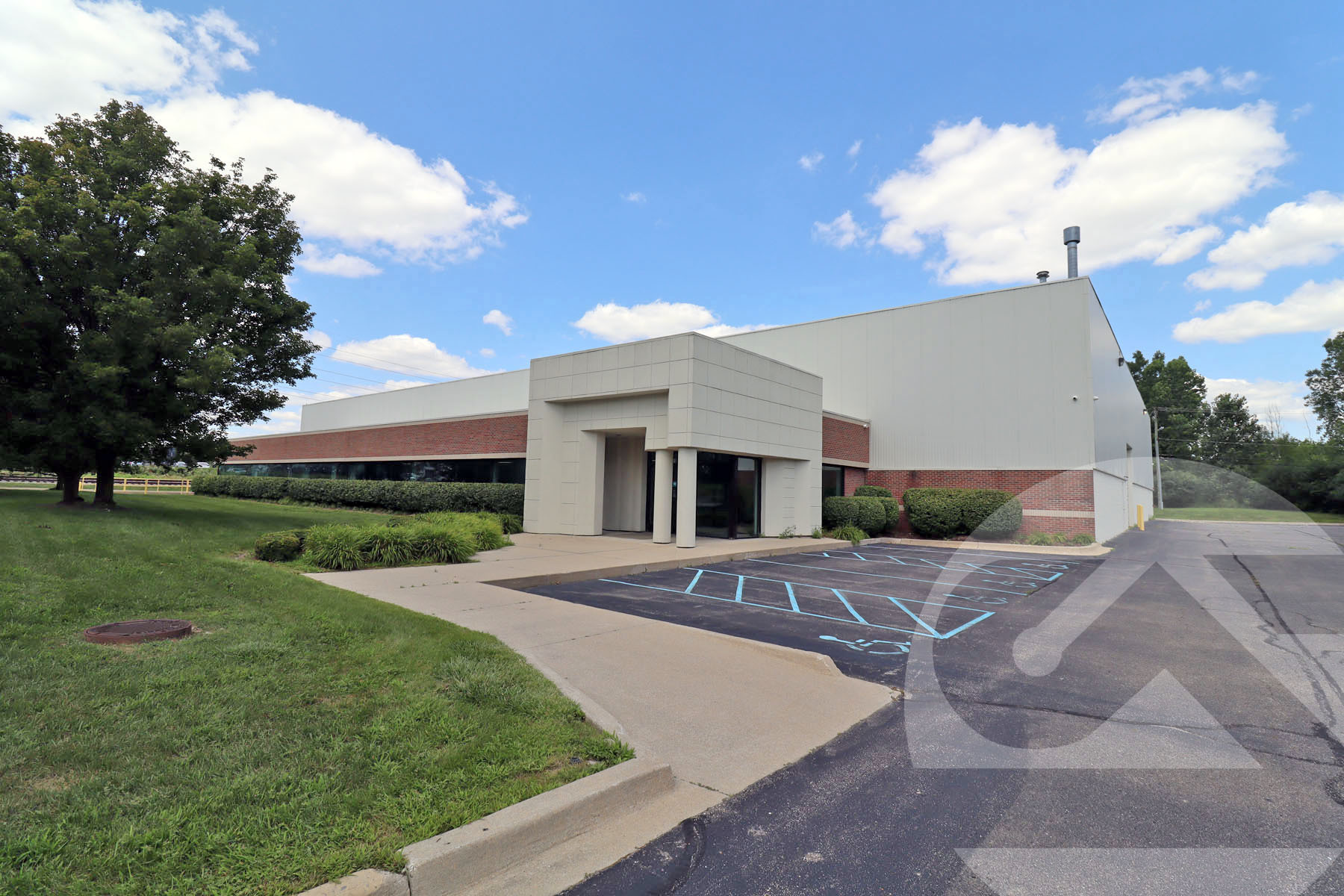 7021 Sterling Ponds Ct, Sterling Heights, MI à louer Photo de l’immeuble– Image 1 sur 7