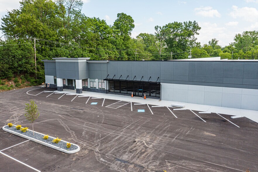 748-754 E Lewis and Clark Pky, Clarksville, IN à louer - Photo de l’immeuble – Image 3 sur 7
