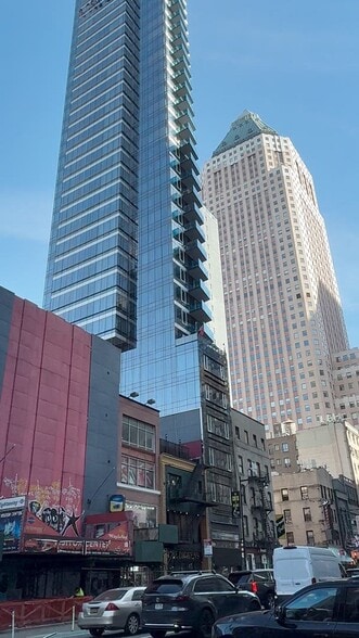 781 Eighth Ave, New York, NY à vendre - Vidéo sur l’annonce professionnelle – Image 2 sur 5
