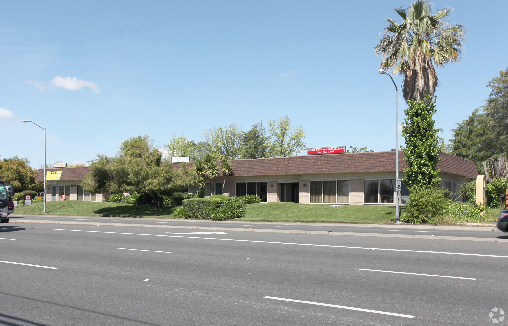 6617 Madison Ave, Carmichael, CA à louer Photo principale– Image 1 sur 25