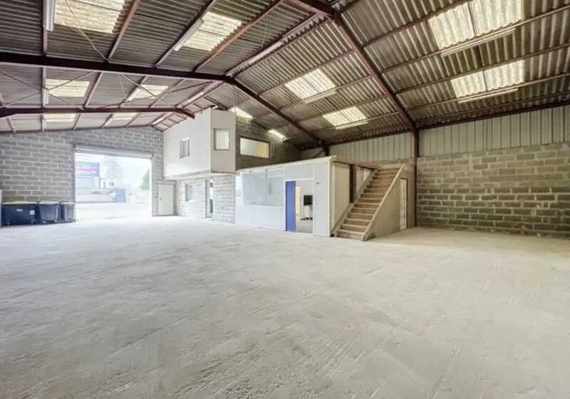 Local d'activités dans DOUVRES-LA-DÉLIVRANDE à vendre - Photo de l’immeuble – Image 2 sur 7