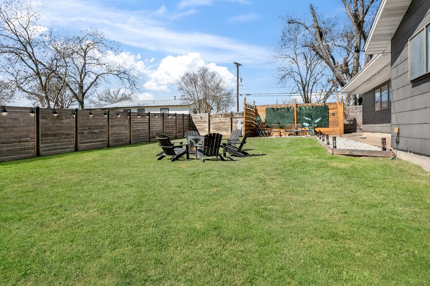 333 W Burbank St, Fredericksburg, TX à vendre - Photo de l’immeuble – Image 2 sur 22
