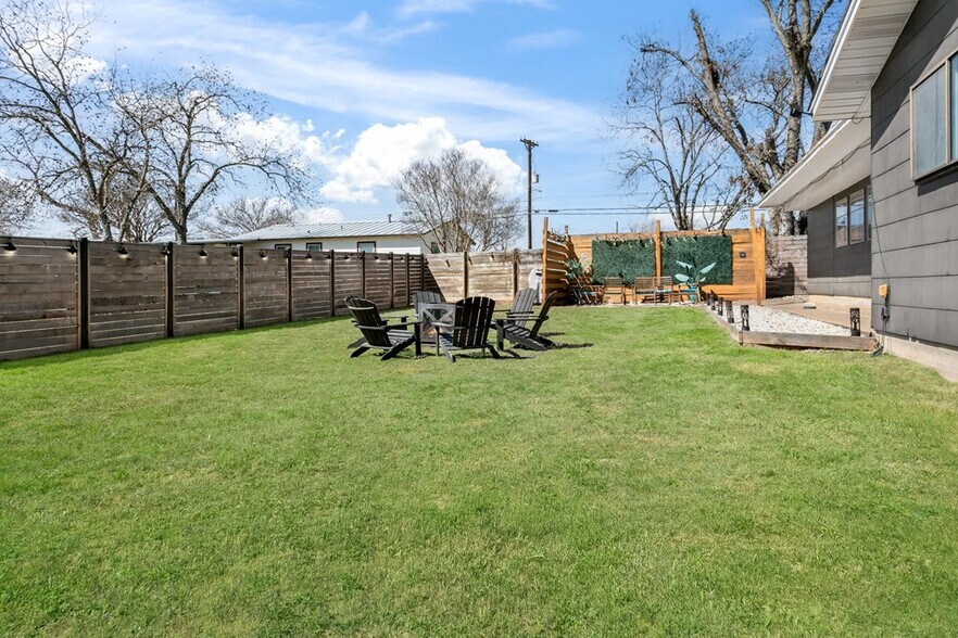 333 W Burbank St, Fredericksburg, TX à vendre - Photo de l’immeuble – Image 3 sur 23