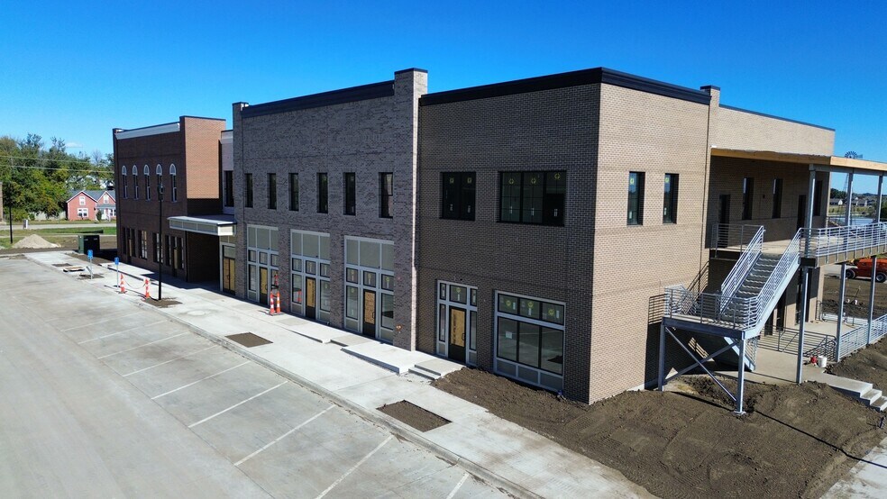 1107 S 44th Pl, Cumming, IA à louer - Photo de l’immeuble – Image 3 sur 5