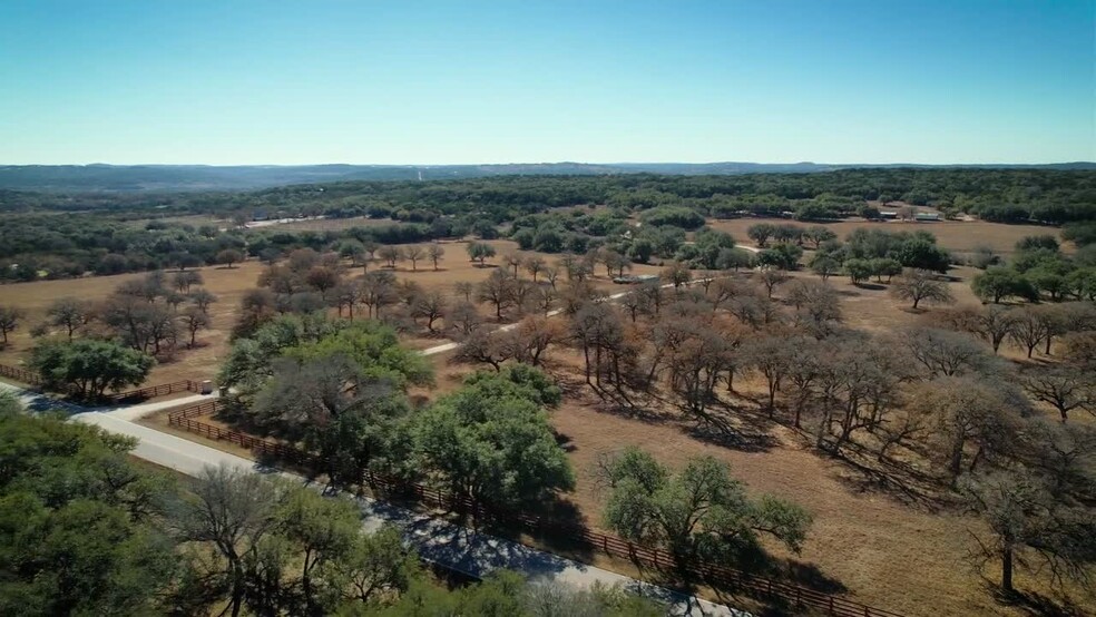25909 Hamilton Pool Rd, Round Mountain, TX à vendre - Vidéo sur l’annonce professionnelle – Image 2 sur 15