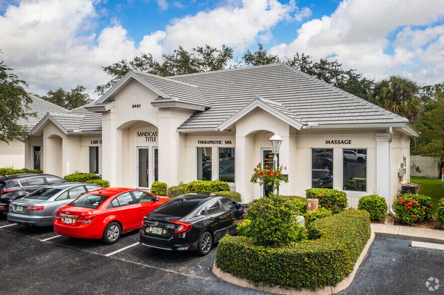 3447 Pine Ridge Rd, Naples, FL à vendre - Photo de l’immeuble – Image 2 sur 35