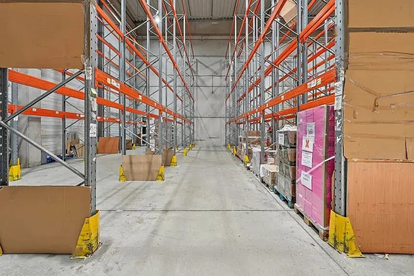 Local d’activités dans Stains à louer - Photo de l’immeuble – Image 2 sur 9