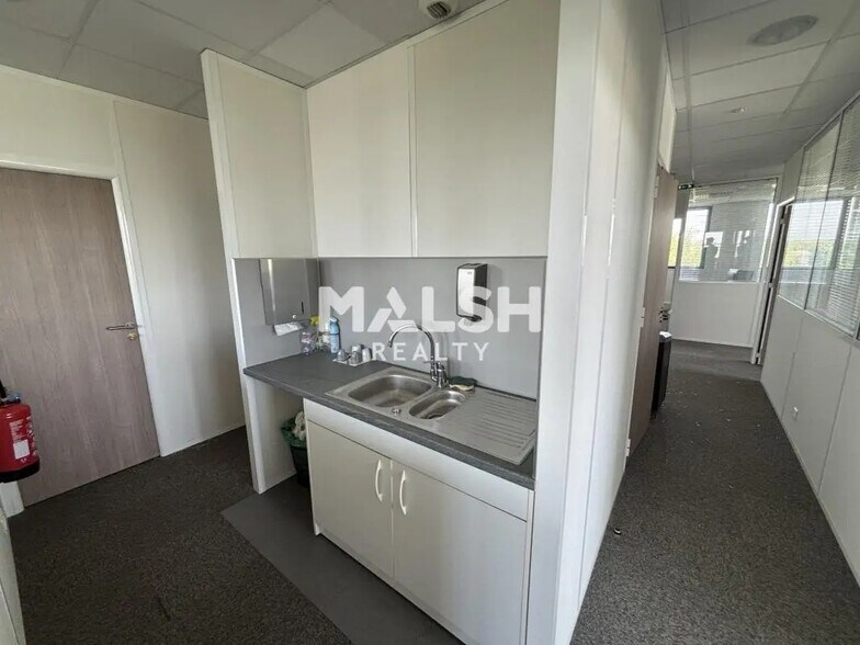 Bureau dans Saint-Priest à vendre - Photo de l’immeuble – Image 3 sur 14