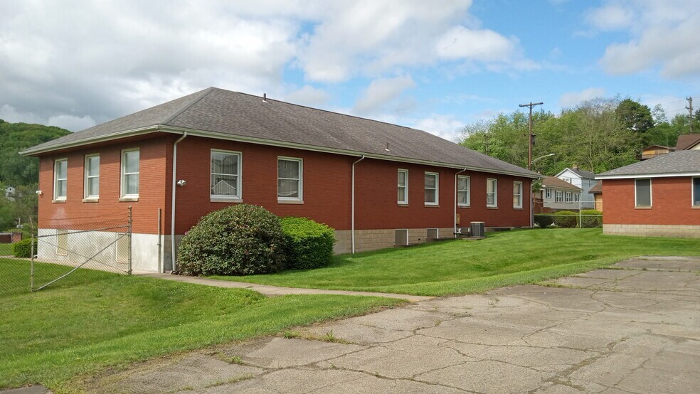 100 Jamison St, Beaver Falls, PA à vendre - Photo de l’immeuble – Image 2 sur 9
