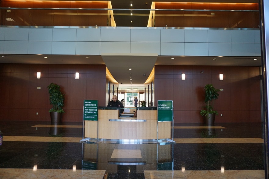 9999 Bellaire Blvd, Houston, TX à vendre - Hall d’entrée – Image 2 sur 29