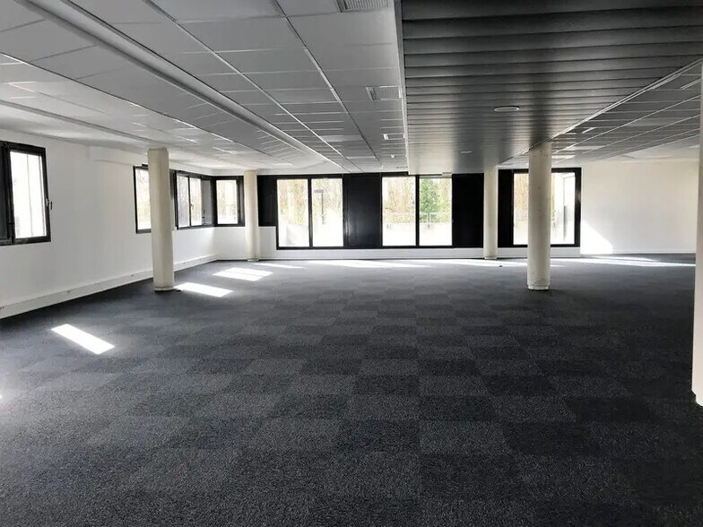 Bureau dans Champs-sur-Marne à vendre - Photo de l’immeuble – Image 3 sur 14