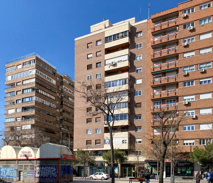 Immeuble residentiel dans Madrid, Madrid à vendre - Photo principale – Image 1 sur 2