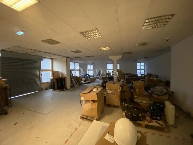 Bureau dans Montigny-le-Bretonneux à louer - Photo de l’immeuble – Image 3 sur 4
