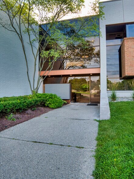 23800 Orchard Lake Rd, Farmington Hills, MI à louer - Photo de l’immeuble – Image 2 sur 4