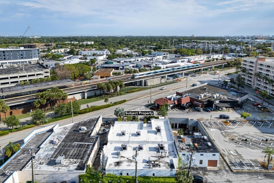 5840 SW 71st St, South Miami, FL à louer - Photo de l’immeuble – Image 3 sur 44