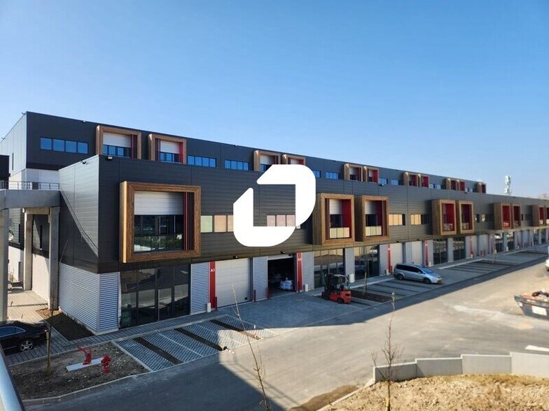 Local d’activités dans Bobigny à louer - Photo de l’immeuble – Image 1 sur 8
