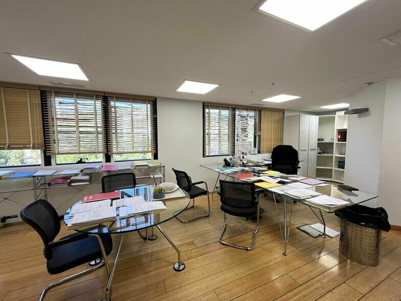 Bureau dans Saint-Raphaël à louer - Photo intérieure – Image 2 sur 12