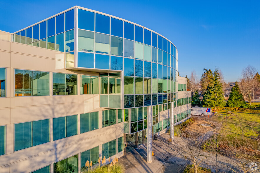 4601 Canada Way, Burnaby, BC à louer - Photo de l’immeuble – Image 2 sur 6