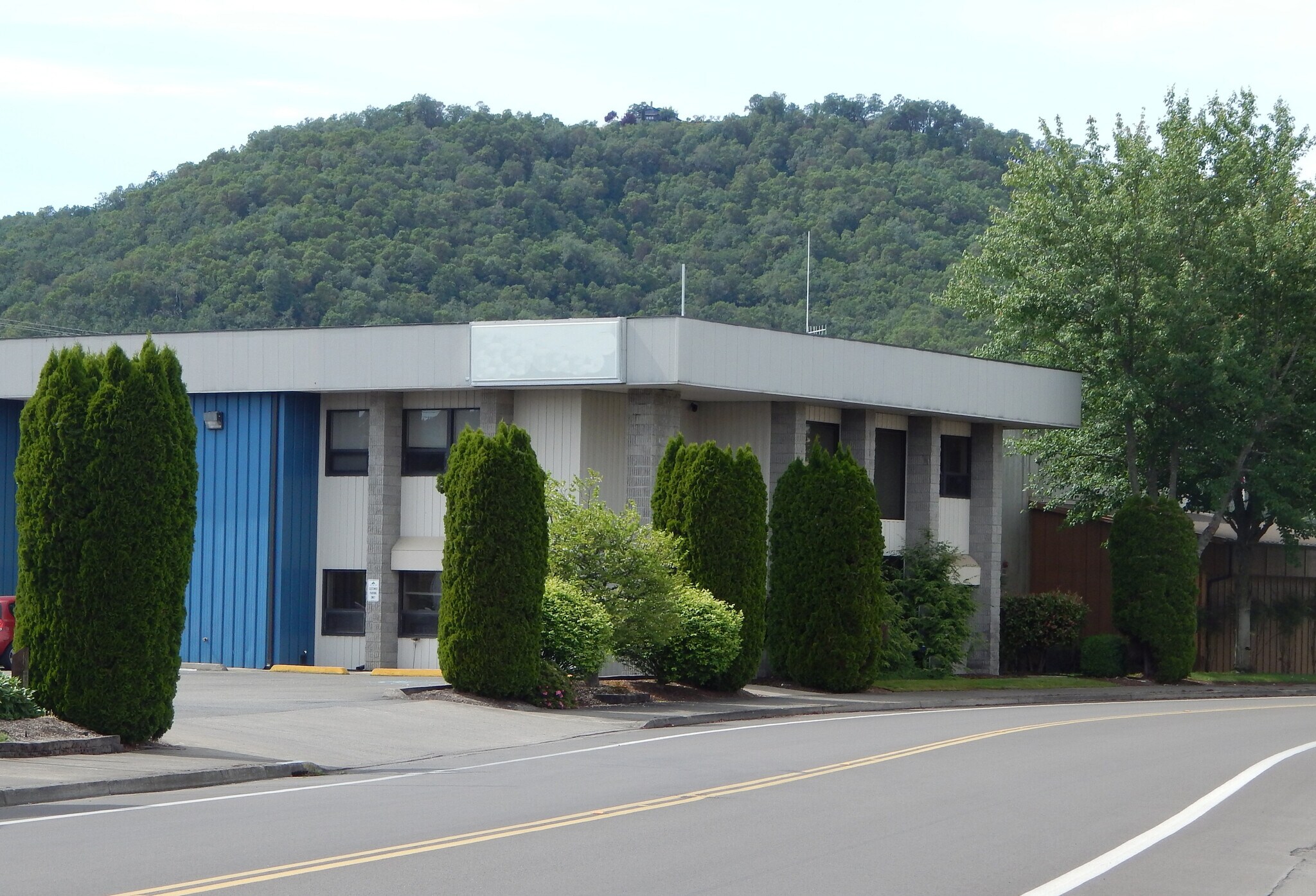 2270 NW Aviation Dr, Roseburg, OR à louer Photo de l’immeuble– Image 1 sur 13