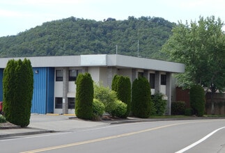2270 NW Aviation Dr, Roseburg, OR à louer Photo de l’immeuble– Image 1 sur 13