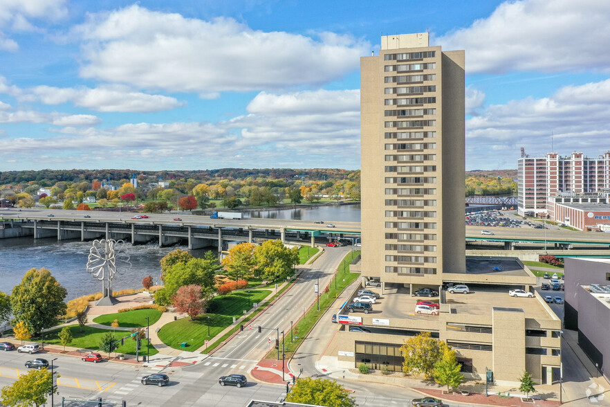 100 1st Ave NE, Cedar Rapids, IA à louer - Photo de l’immeuble – Image 1 sur 23