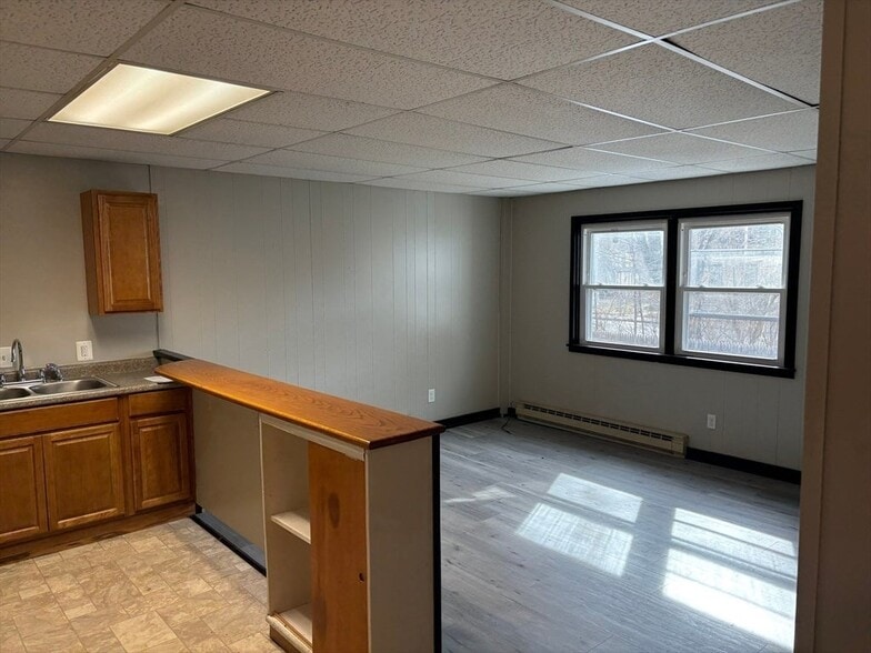 1 Cheney St, Orange, MA à vendre - Photo intérieure – Image 3 sur 34
