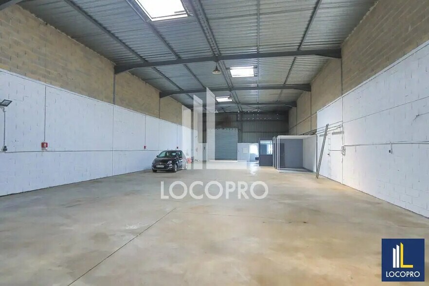 Industriel/Logistique dans Rognac à louer - Photo de l’immeuble – Image 3 sur 5
