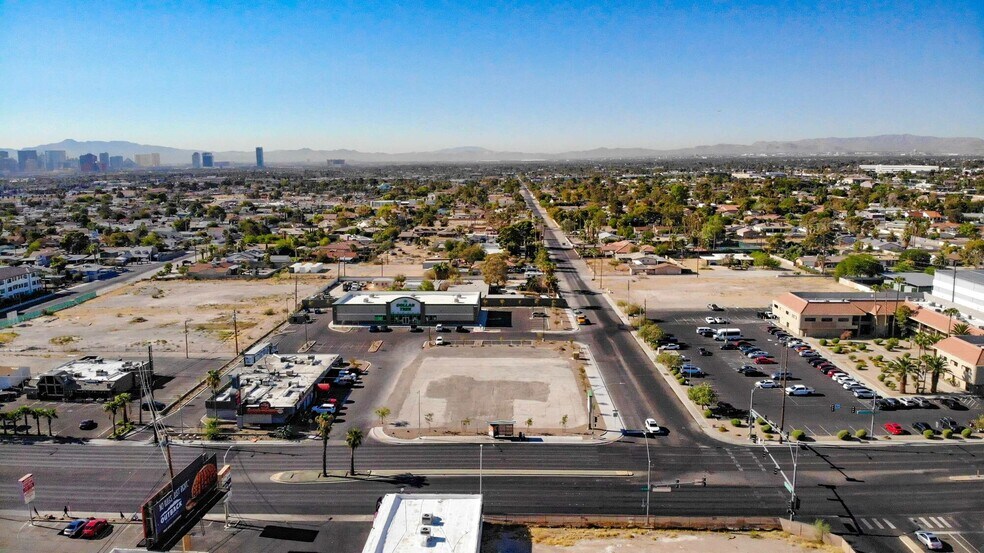 5641 W Charleston Blvd, Las Vegas, NV à louer - Photo de l’immeuble – Image 2 sur 5