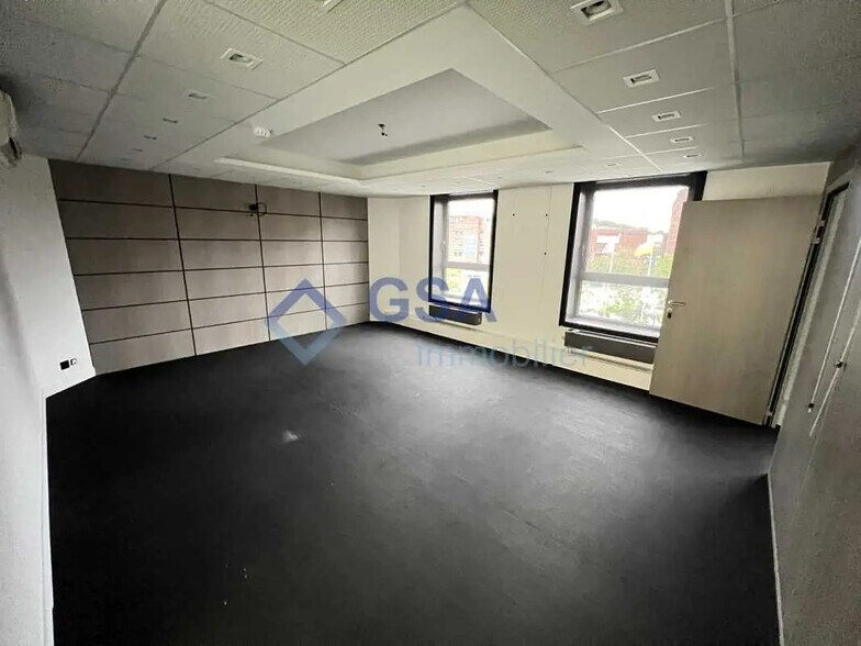 Bureau dans Évry-Courcouronnes à louer - Photo de l’immeuble – Image 2 sur 12