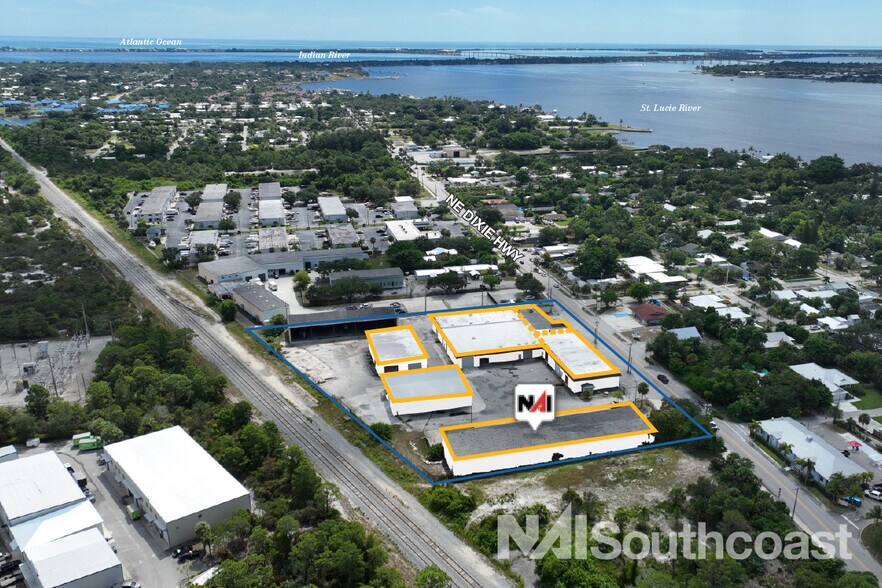 657 NE Dixie Hwy, Jensen Beach, FL à louer - Photo de l’immeuble – Image 2 sur 18