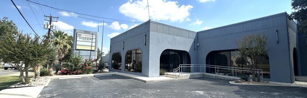 950 Isom Rd, San Antonio, TX à louer - Photo de l’immeuble – Image 3 sur 3