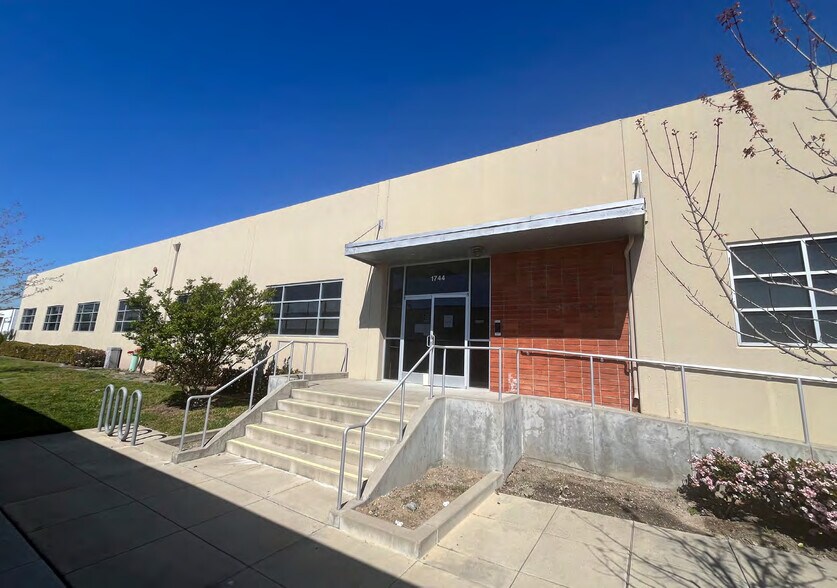 1744 Rollins Rd, Burlingame, CA à louer - Photo de l’immeuble – Image 2 sur 2