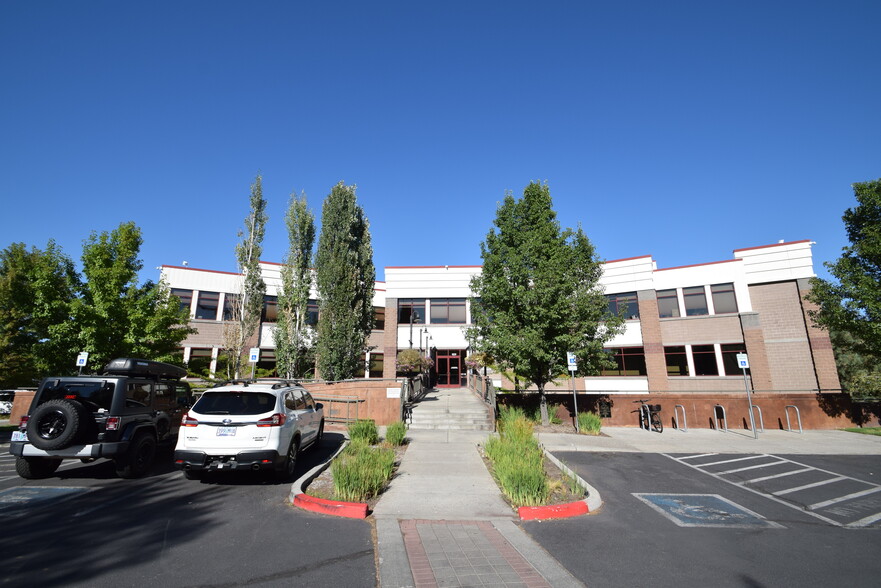 929 SW Simpson Ave, Bend, OR à louer - Photo de l’immeuble – Image 1 sur 37