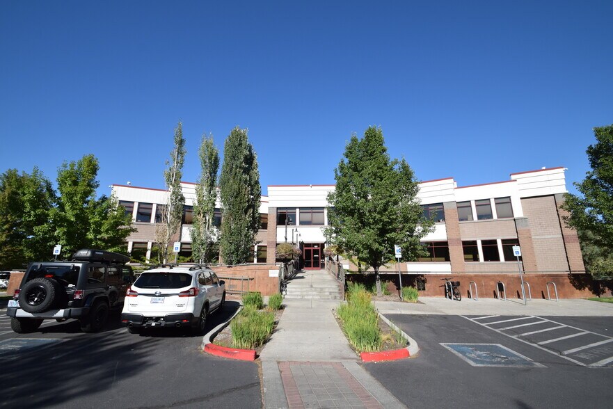 929 SW Simpson Ave, Bend, OR à louer - Photo principale – Image 1 sur 37