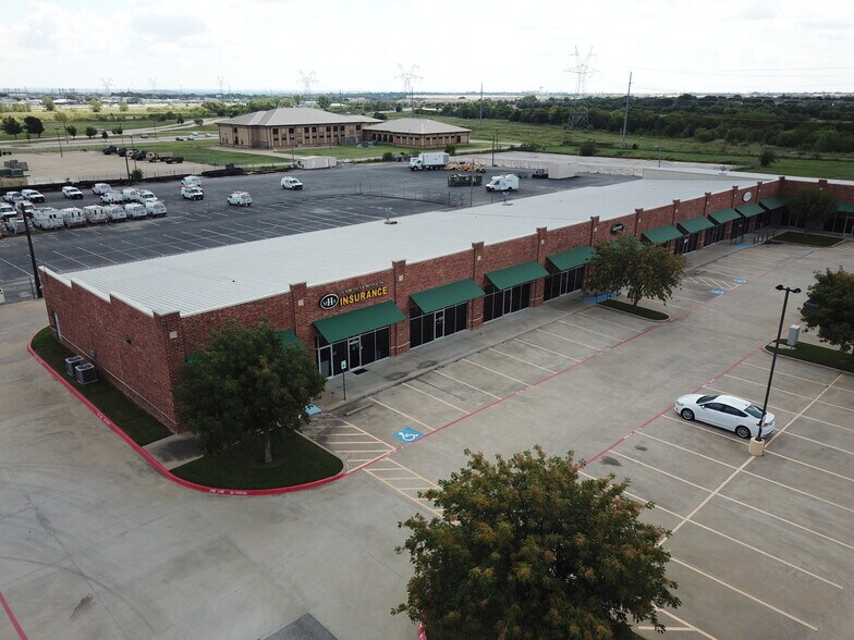 1865 McGee Ln, Lewisville, TX à louer - Photo de l’immeuble – Image 2 sur 7