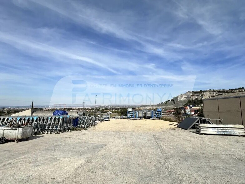 Local d’activités dans Le Rove à louer - Photo de l’immeuble – Image 2 sur 6