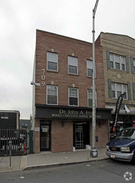 709 Newark Ave, Jersey City, NJ à louer - Photo principale – Image 1 sur 4