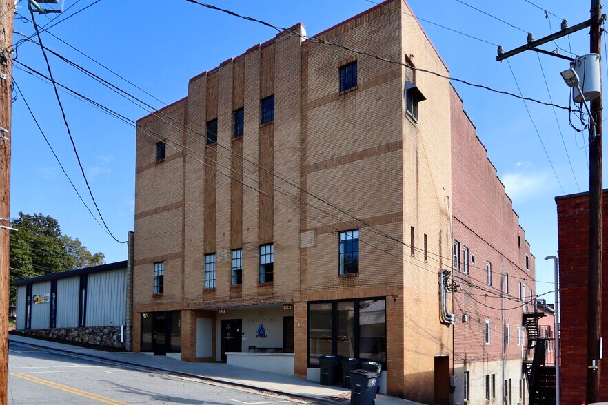 112 Church St, Elkin, NC à vendre - Photo de l’immeuble – Image 1 sur 6