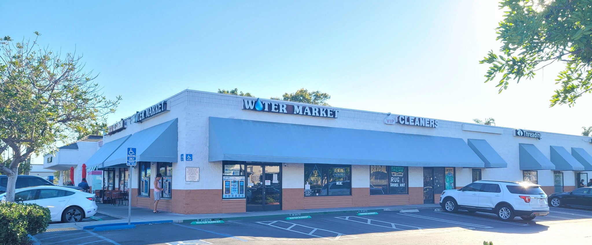 7011 Warner Ave, Huntington Beach, CA à louer Photo de l’immeuble– Image 1 sur 5