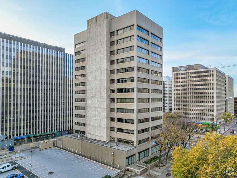 10707 100th Ave NW, Edmonton, AB à louer - Photo de l’immeuble – Image 2 sur 3