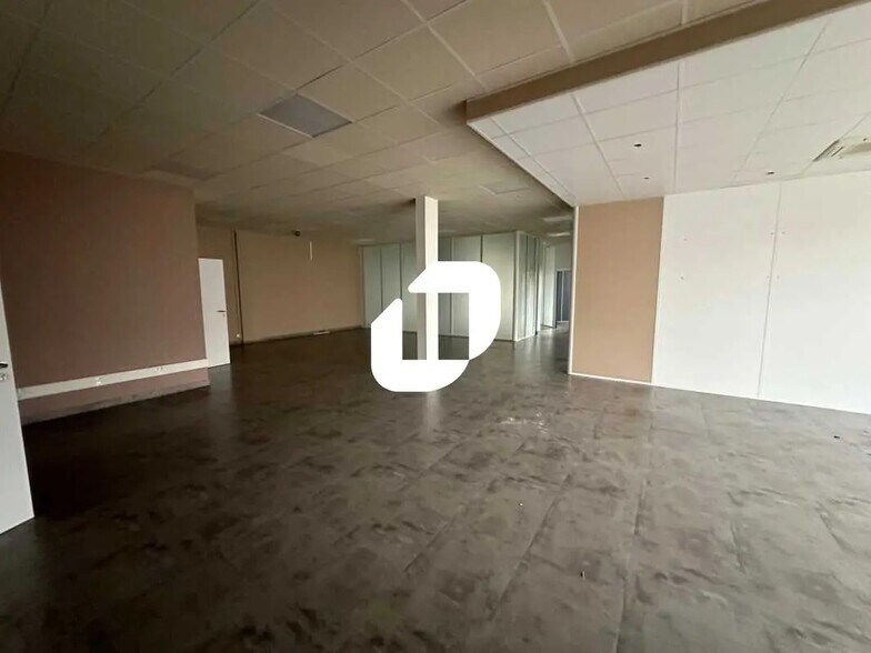 Local d’activités dans Sartrouville à louer - Photo de l’immeuble – Image 1 sur 23