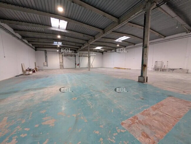 Plus de détails pour Local d'activités à louer