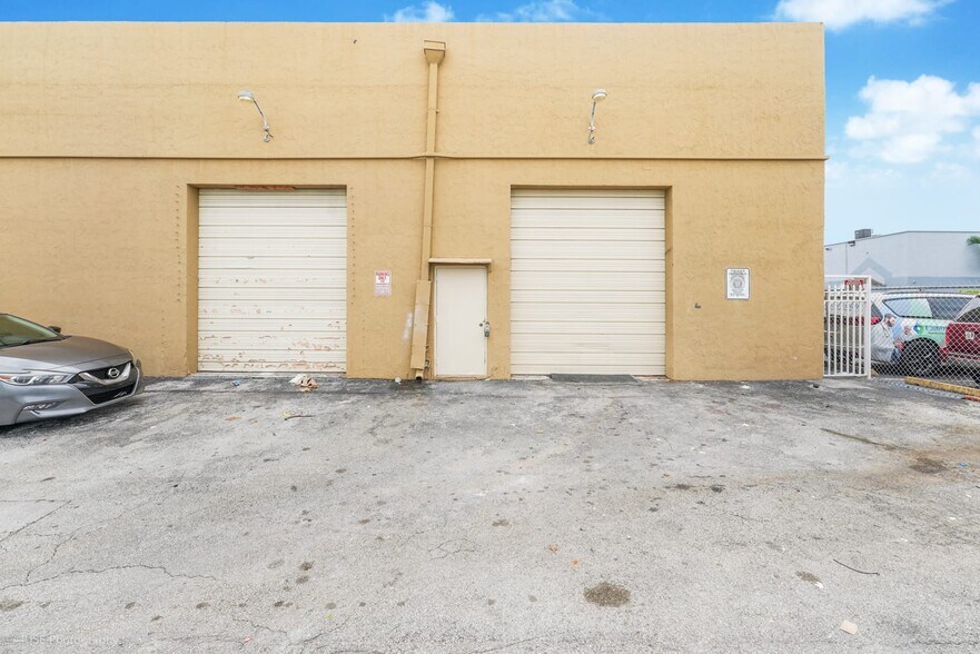 1651 W 37th St, Hialeah, FL à vendre - Photo de l’immeuble – Image 2 sur 23